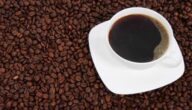 Wie man Kaffee schält Die Vorteile und Nachteile des Schröpfens
