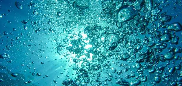 Blaues Wasser im Auge - Add Wiki