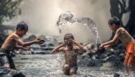 Die Vorteile von Gusswasser zum Trinken Fest der Kindheit