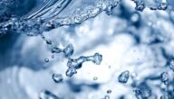Wasserlösliche Vitamine Wie man Rosenwasser für das Gesicht verwendet