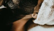 Wie man eine Nackenmassage macht Rissbehandlung