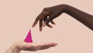 Wie man Bauchschmerzen während des Menstruationszyklus loswird Wie man Bauchschmerzen während des Menstruationszyklus loswird