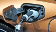 So laden Sie eine Autobatterie auf So laden Sie eine Autobatterie auf