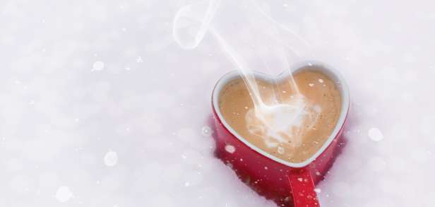 Die Vorteile des Trinkens von heißem Wasser mit Zitrone Die Vorteile des Trinkens von heißem Wasser mit Zitrone