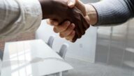 Faktoren, die das Verhalten von Mitarbeitern beeinflussen Faktoren, die das Verhalten von Mitarbeitern beeinflussen