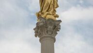 Der Unterschied zwischen einem Kronleuchter und einem Kronleuchter Der Unterschied zwischen einem Kronleuchter und einem Kronleuchter