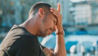 Wie man aus der Depression herauskommt Kopfschmerzen und Druckabfall